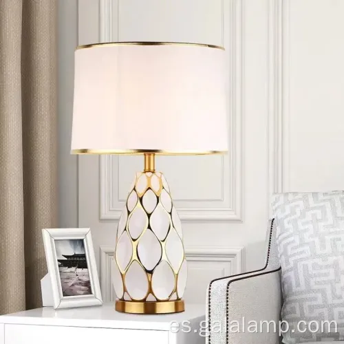 Elegante lámpara de mesa de cerámica para acogedora iluminación de dormitorio